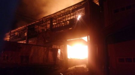 Barracão com artigos de plástico pega fogo e fica destruído em Hortolândia