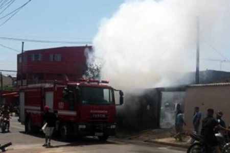 Incêndio destrói parte de uma casa no Amanda