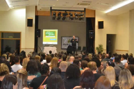 Oficina literária da Prefeitura, com escritor Walcyr Carrasco, reúne 400 pessoas