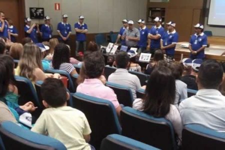 Alunos do Projeto Águia aprendem sobre robótica e setor automobilístico na Magneti Marelli