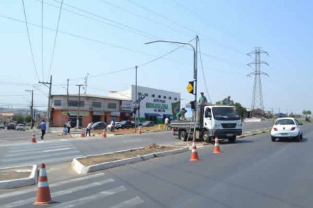 Passagem para pedestres na avenida da Emancipação fica pronta