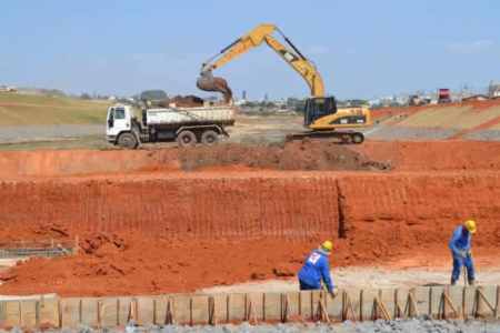 Prefeitura implanta barragem para uma das lagoas do Parque Santa Fé