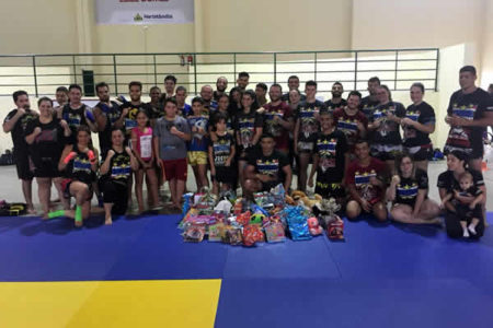No último sábado realizamos um treino de Muay Thai solidário, com o intuito de arrecadar brinquedo