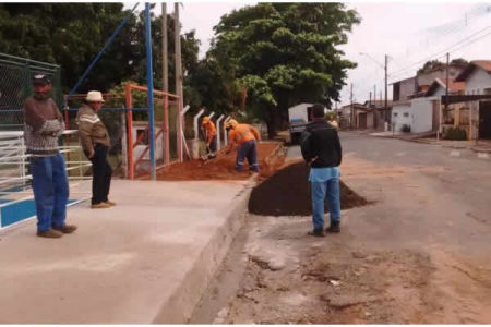 Prefeitura recupera asfalto da rua de acesso ao campo society do Adelaide
