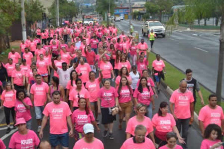 Cerca de 500 pessoas participam de evento do Outubro Rosa