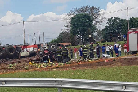 Caminhão de melancias tomba na SP101, motorista não resiste