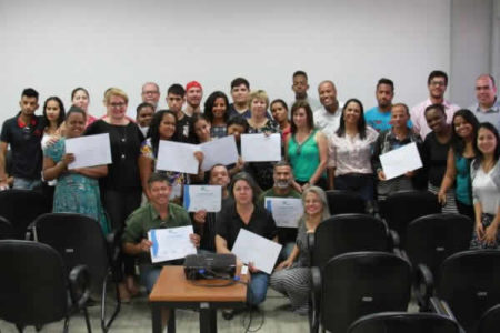 Alunos da EJA recebem certificados do curso de Logística