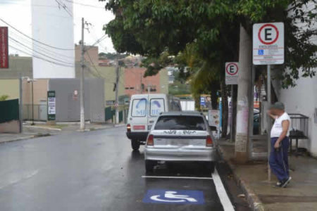 Rua João Blummer ganha vagas exclusivas de estacionamento