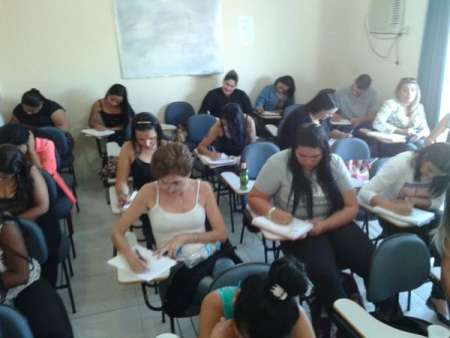 Alunos de cursos profissionalizantes recebem certificado