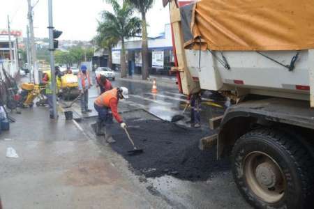 Prefeitura realiza manutenção e tapa buracos nas ruas de Hortolândia																		Destaque