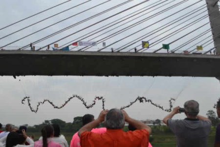 Ponte da Esperança é palco de recorde brasileiro de maior pêndulo humano