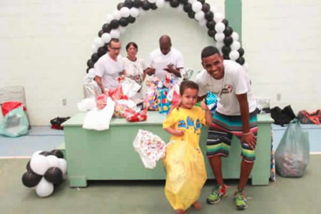 Futebol Solidário arrecada brinquedos e doces para crianças carentes