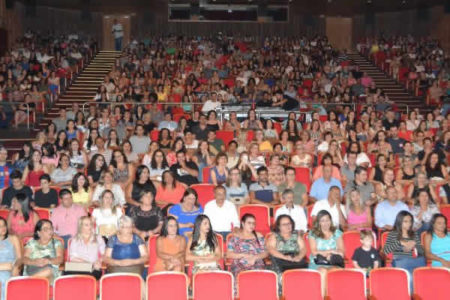 Prefeitura e EMS levam professores ao teatro