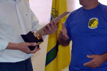Prefeitura recebe troféu após recorde em salto de Rope Jumping