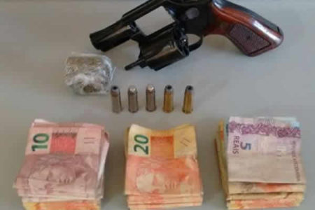 Homem é preso com arma, dinheiro e drogas no Nova América