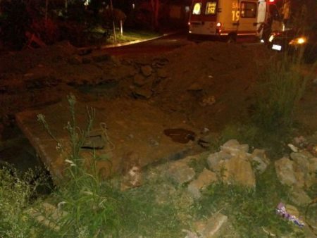 Motociclista se fere ao cair em buraco no Jardim Amanda