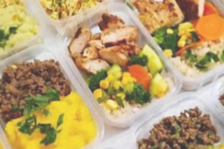 Arroz integral, frango e batata doce não é apenas para quem faz academia