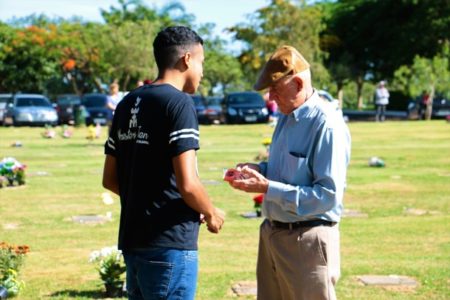 Jovens promovem “Dia do Abraço” no cemitério Parque Hortolândia