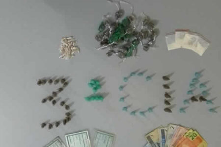 Homem é preso com drogas e moto sem placa