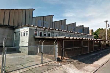 Terreno e galpão abandonados geram reclamações no bairro Chácaras Coelho