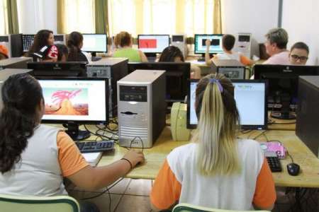 Prefeitura entrega certificado a alunos do curso de Informática Básica