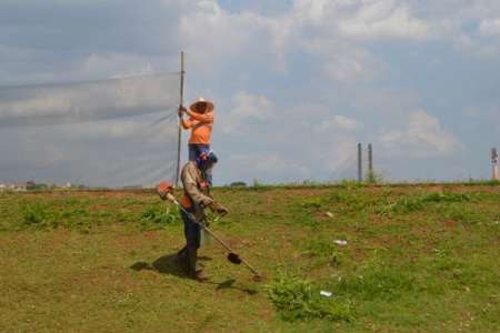 Prefeitura realiza limpeza e poda do mato em diferentes regiões da cidade