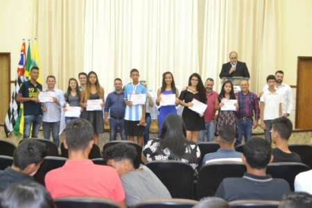 Prefeitura entrega certificado a alunos de cursos profissionalizantes																		Destaque