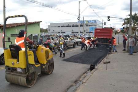 Prefeitura finaliza recuperação do asfalto em frente ao HORTOFÁCIL