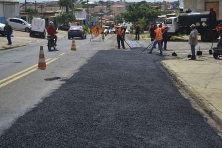 Prefeitura recupera asfalto em rua no Parque do Horto																		Destaque