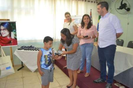 Entrega de óculos a alunos encerra projeto Visão, neste ano																		Destaque
