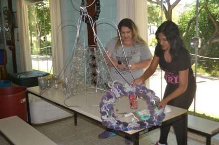 Prefeitura recebe materiais recicláveis para fazer decoração natalina																		Destaque