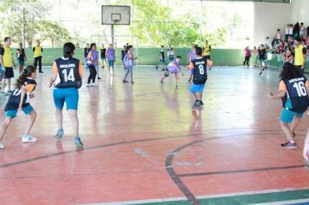 Alunos da rede municipal disputam campeonato de queimada