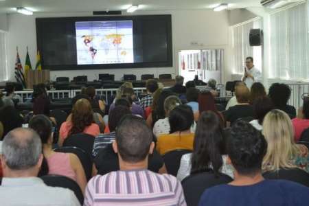 Profissionais de saúde se preparam para campanha contra Aids																		Destaque