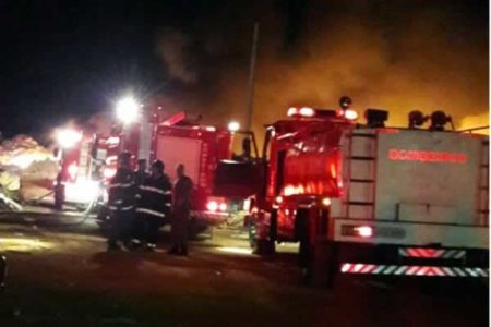Incêndio em empresa de reciclagem assusta moradores próximo ao presido