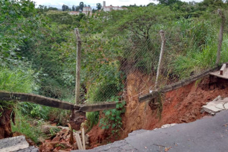 Chuvas pioram rua do Fátima e poem em risco quem passa por lá