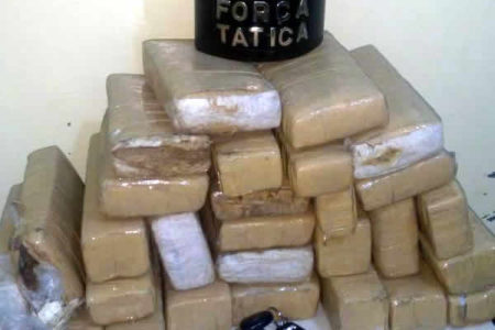 Trio é preso com grande quantidade de drogas e carro roubado, em Hortolândia