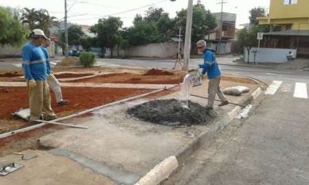 Nova praça ganha calçada e pergolado