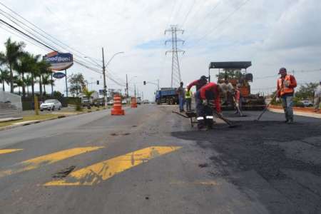 Prefeitura pavimenta terceira faixa construída na av. da Emancipação