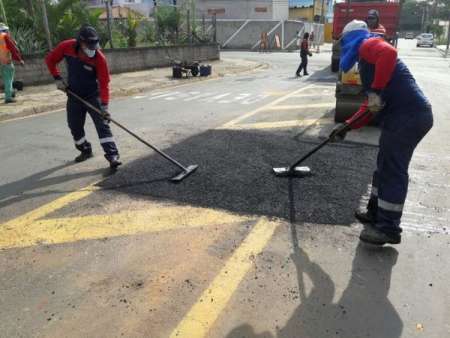 Prefeitura instala lombadas no Jd. Nova Alvorada e Novo Cambuí