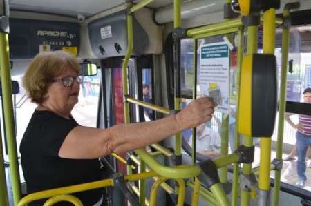 Prefeitura orienta idosos sobre acesso aos ônibus pela porta da frente																		Destaque