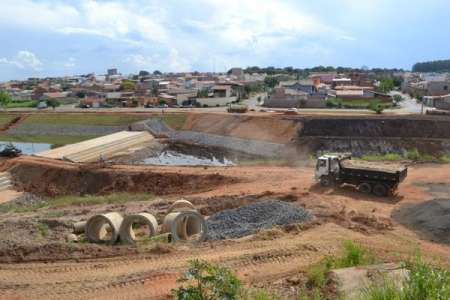 Prefeitura conclui uma das lagoas de contenção no Parque Santa Fé