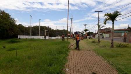 Prefeitura realiza poda do mato no Jardim Amanda