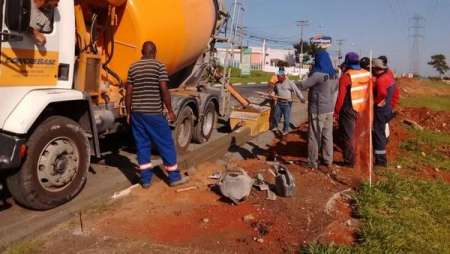 Prefeitura continua obra para terceira faixa de rolagem na  Emancipação