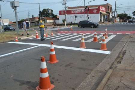 Prefeitura intercala mão de direção em acessos à av. Olívio Franceschini