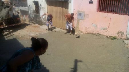 Moradores do Peron improvisam “asfalto”