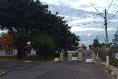 Morador reclama de descaso que atrapalha trânsito