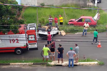 Carro capota apos colisão no Amanda