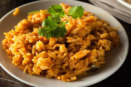 Arroz com molho e champignon