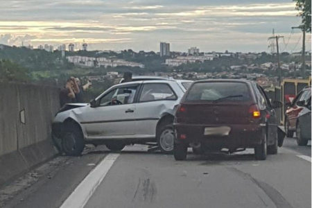 Acidente trava SP 101 e causa congestionamento