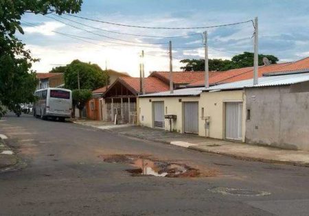 Buraco em via pública atrapalha trânsito no Jardim Nossa Senhora de Fátima
